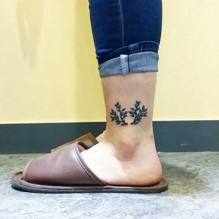 49 tatuagens pequenas para tornozelos que vão te encantar: são discretas e lindas! 33