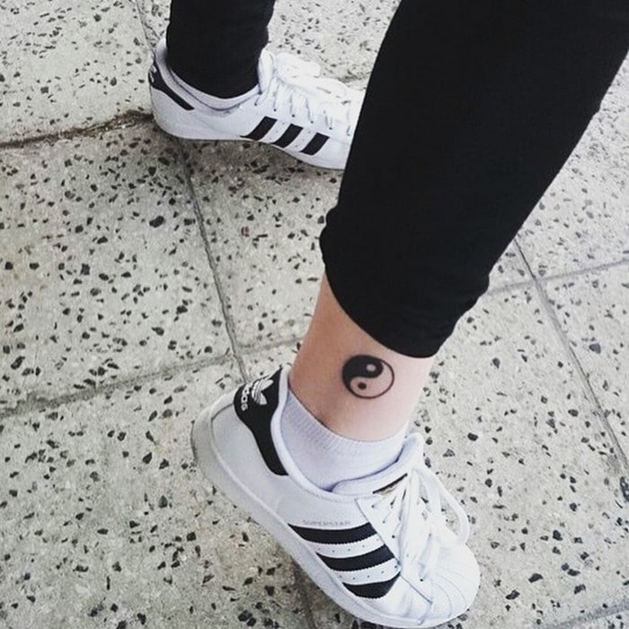 49 tatuagens pequenas para tornozelos que vão te encantar: são discretas e lindas! 41