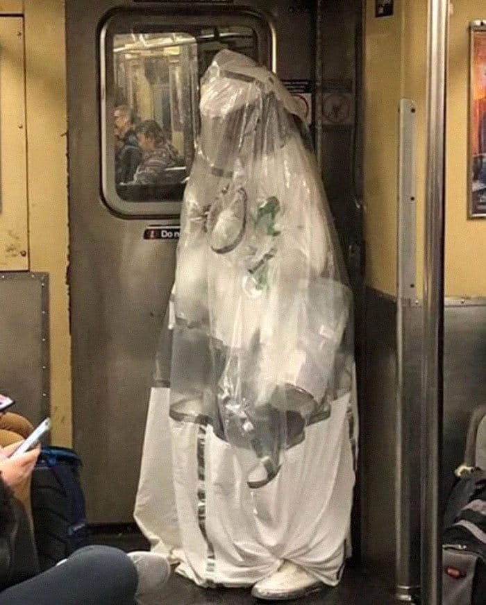 Esta página do Instagram está postando as máscaras do coronavírus mais ridículas vistas no metrô 2