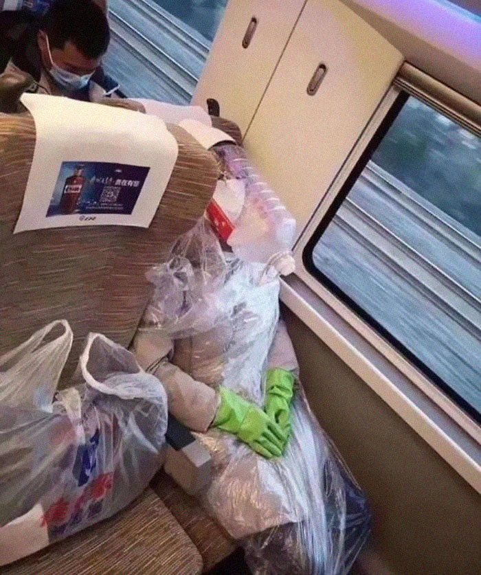 Esta página do Instagram está postando as máscaras do coronavírus mais ridículas vistas no metrô 4