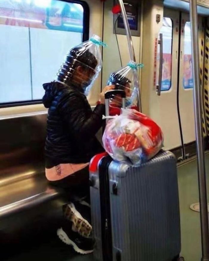 Esta página do Instagram está postando as máscaras do coronavírus mais ridículas vistas no metrô 11