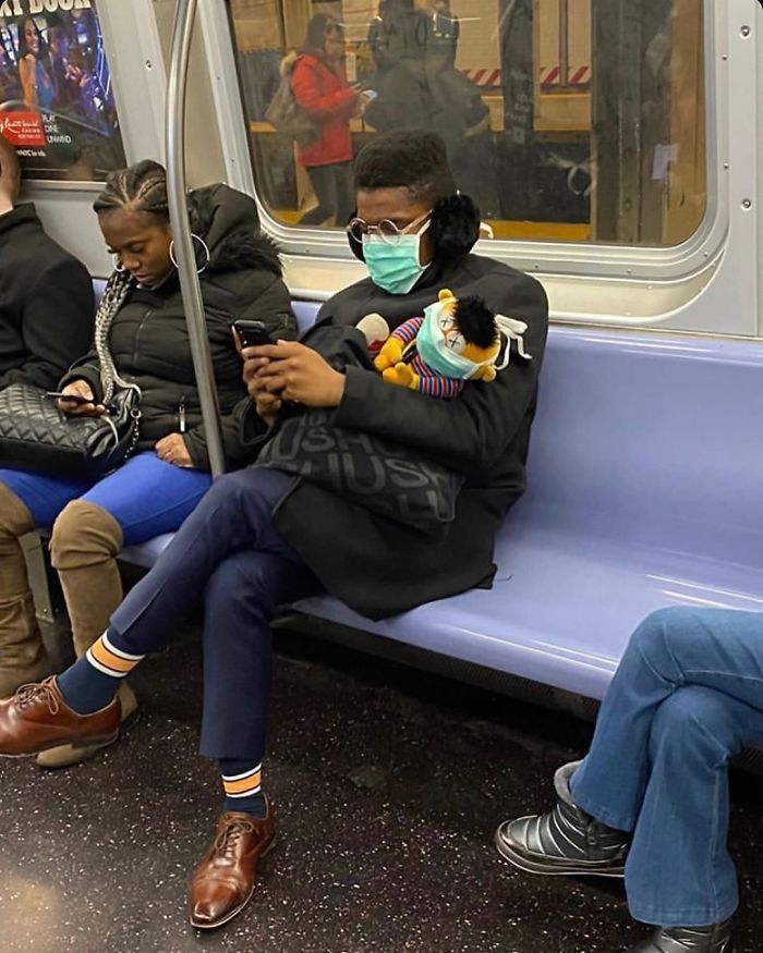 Esta página do Instagram está postando as máscaras do coronavírus mais ridículas vistas no metrô 12