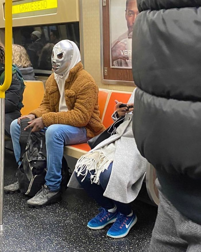 Esta página do Instagram está postando as máscaras do coronavírus mais ridículas vistas no metrô 14