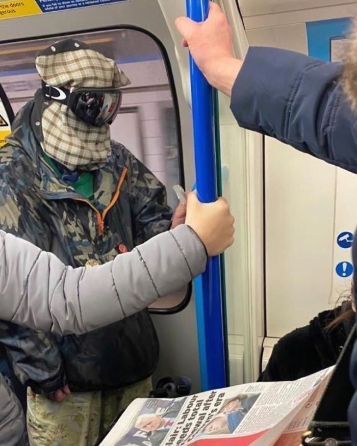 Esta página do Instagram está postando as máscaras do coronavírus mais ridículas vistas no metrô 16