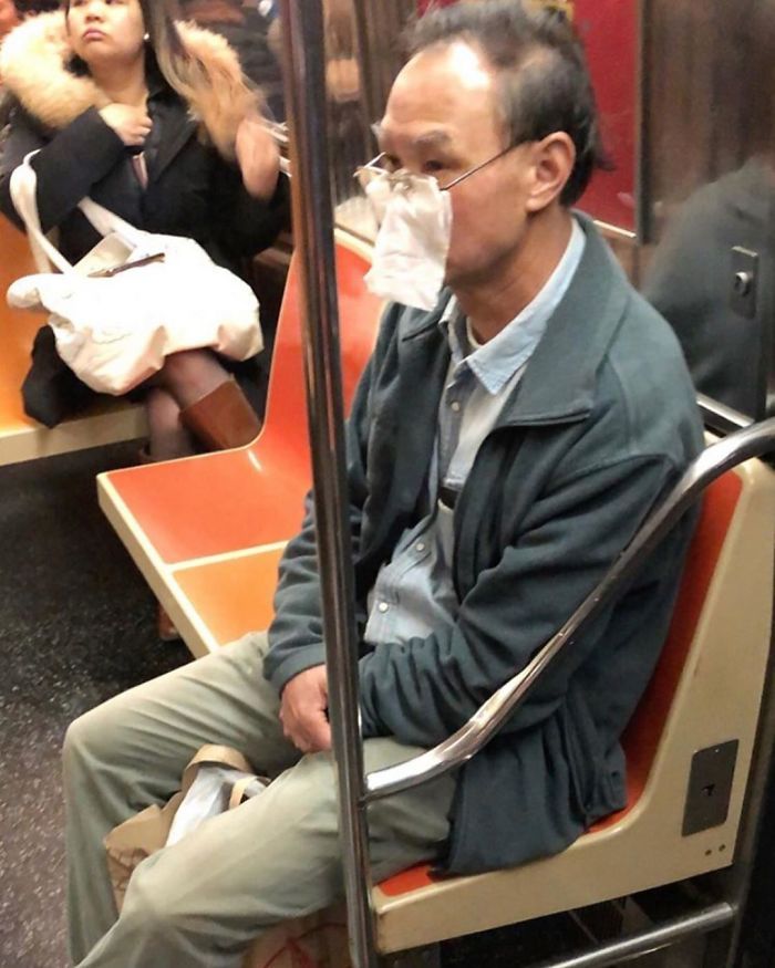 Esta página do Instagram está postando as máscaras do coronavírus mais ridículas vistas no metrô 20