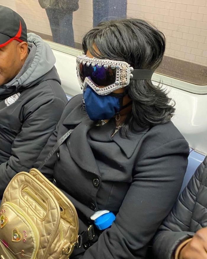 Esta página do Instagram está postando as máscaras do coronavírus mais ridículas vistas no metrô 21