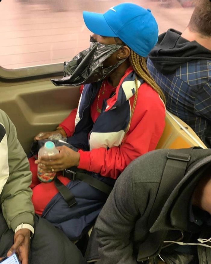 Esta página do Instagram está postando as máscaras do coronavírus mais ridículas vistas no metrô 22