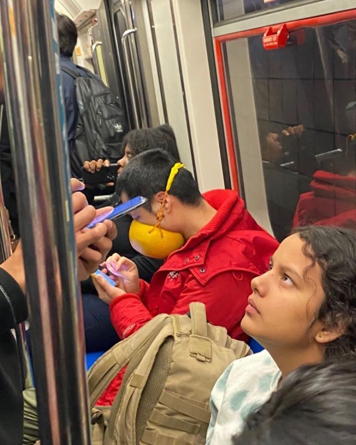 Esta página do Instagram está postando as máscaras do coronavírus mais ridículas vistas no metrô 24