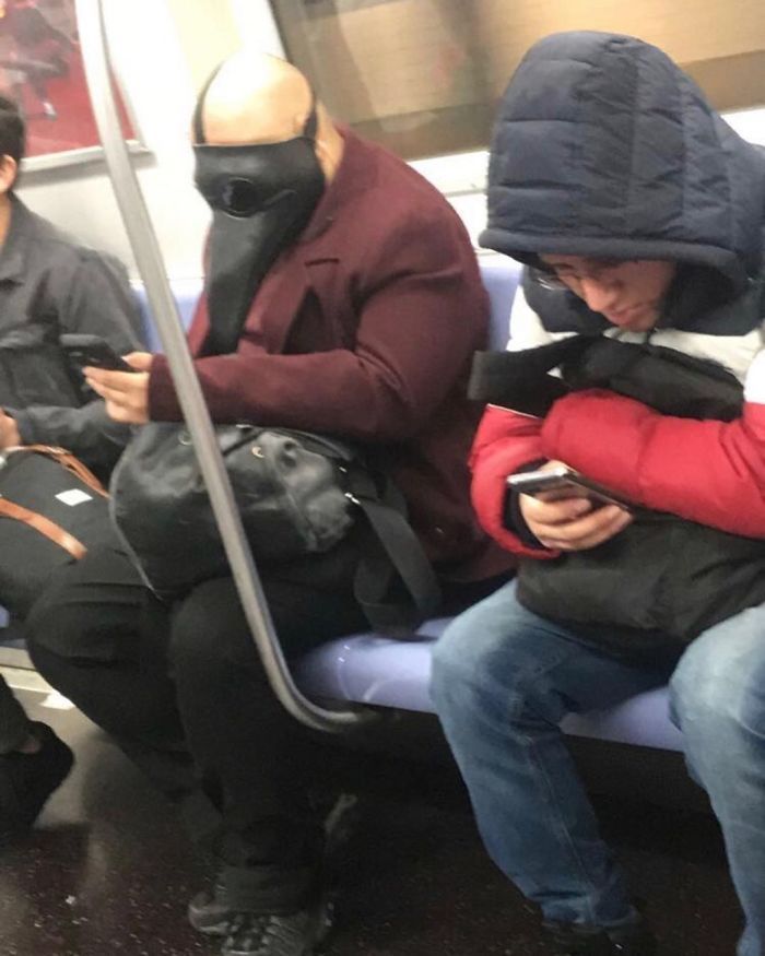 Esta página do Instagram está postando as máscaras do coronavírus mais ridículas vistas no metrô 25