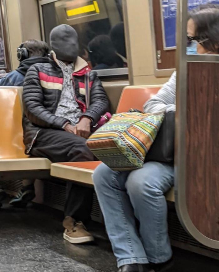 Esta página do Instagram está postando as máscaras do coronavírus mais ridículas vistas no metrô 27