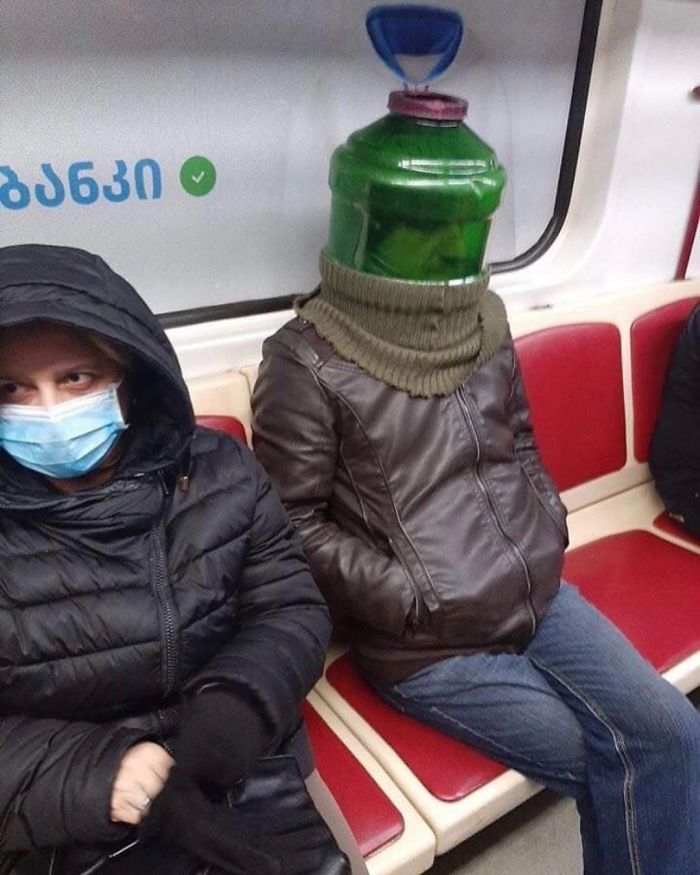 Esta página do Instagram está postando as máscaras do coronavírus mais ridículas vistas no metrô 28