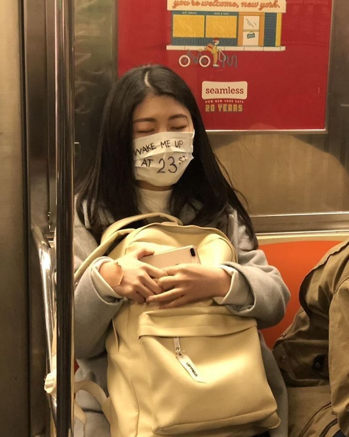 Esta página do Instagram está postando as máscaras do coronavírus mais ridículas vistas no metrô 31