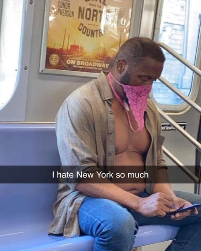 Esta página do Instagram está postando as máscaras do coronavírus mais ridículas vistas no metrô 32