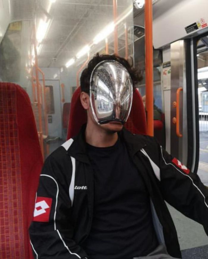 Esta página do Instagram está postando as máscaras do coronavírus mais ridículas vistas no metrô 34