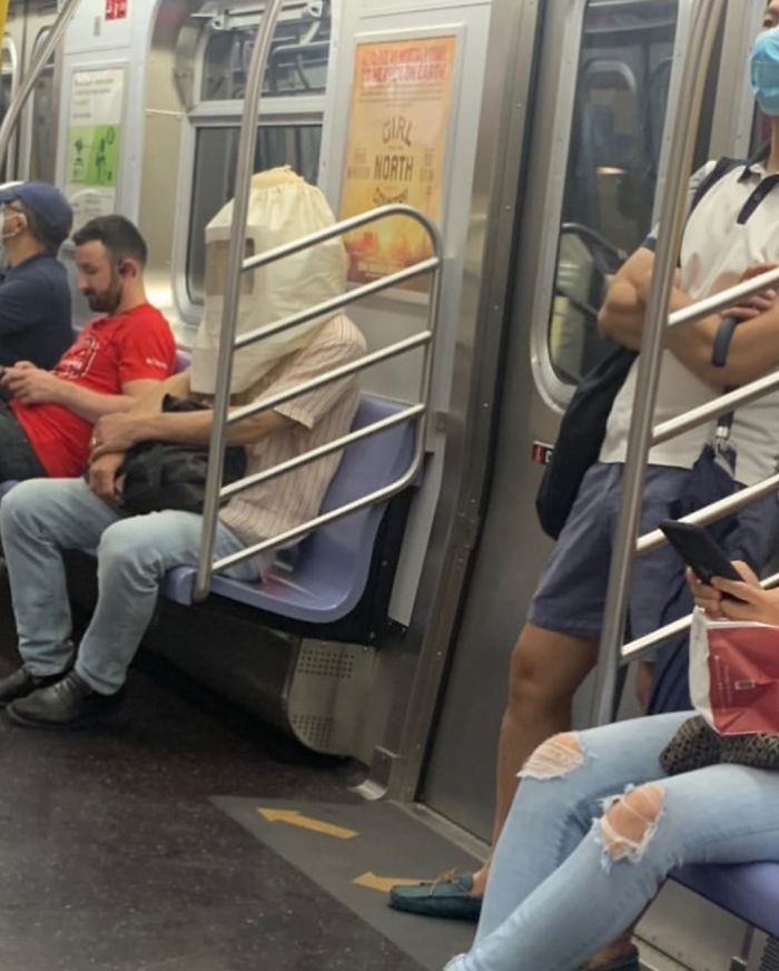Esta página do Instagram está postando as máscaras do coronavírus mais ridículas vistas no metrô 35