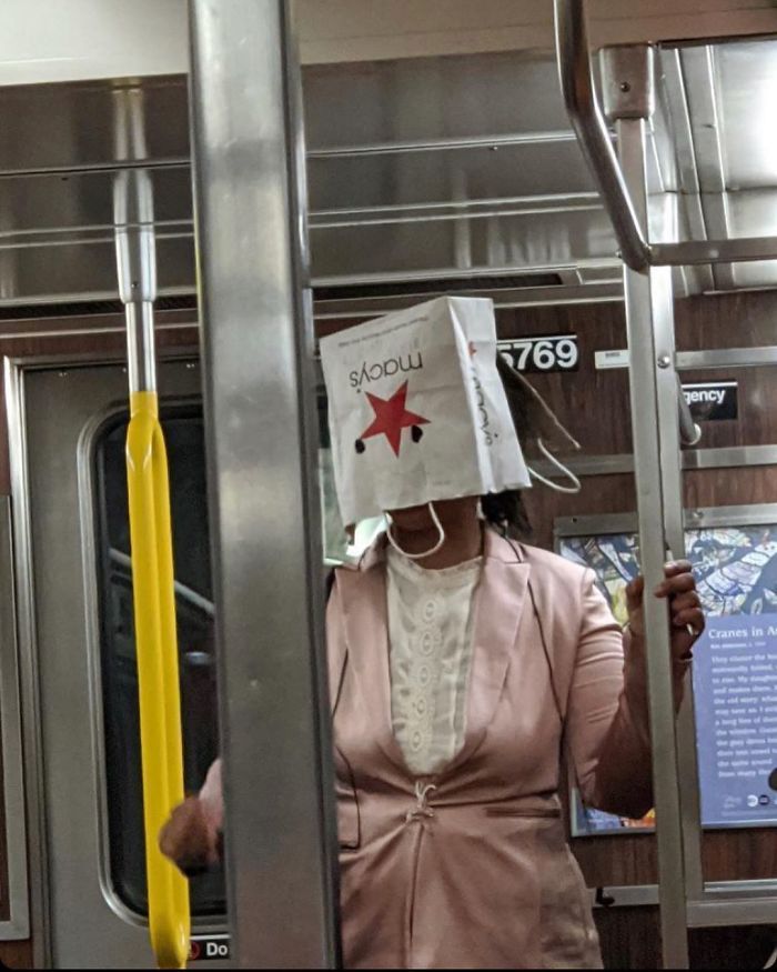 Esta página do Instagram está postando as máscaras do coronavírus mais ridículas vistas no metrô 36