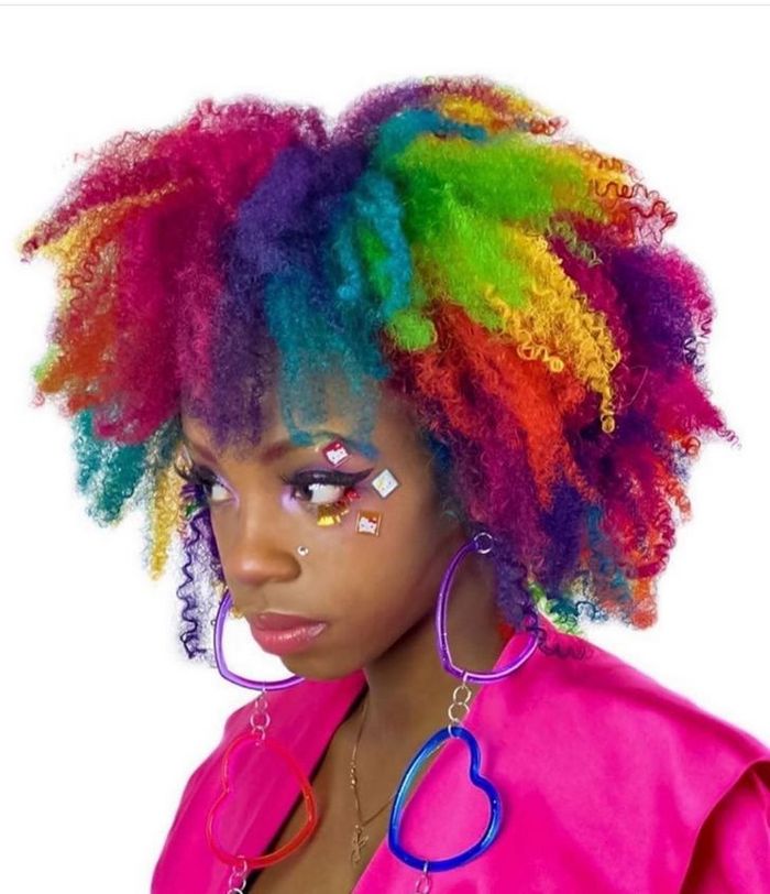 Um cabeleireiro australiano que transforma o cabelo em arco-íris 3