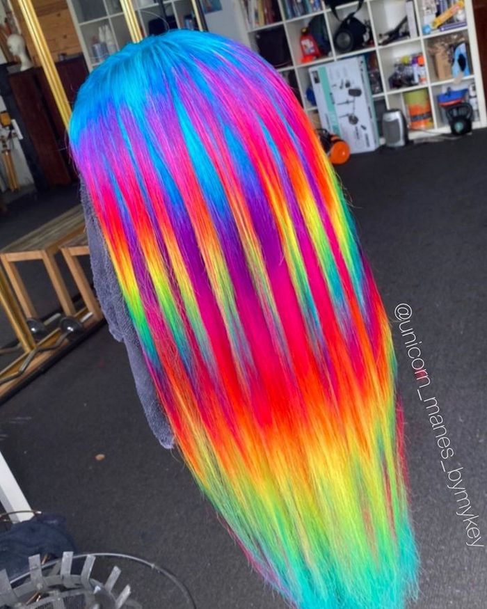Um cabeleireiro australiano que transforma o cabelo em arco-íris 4