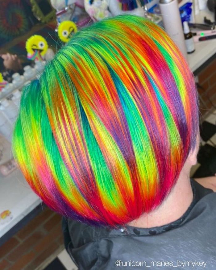 Um cabeleireiro australiano que transforma o cabelo em arco-íris 8