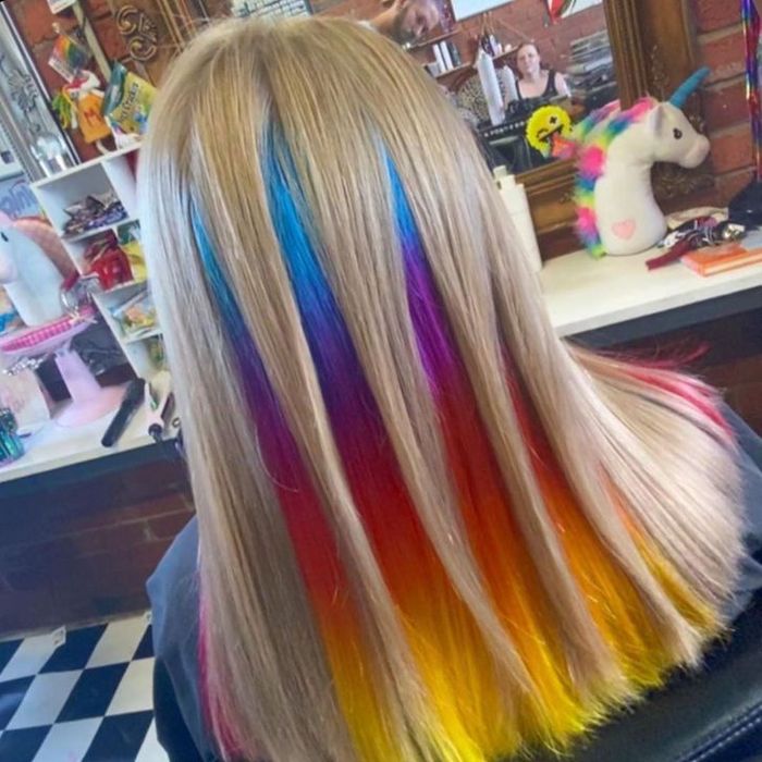 Um cabeleireiro australiano que transforma o cabelo em arco-íris 10