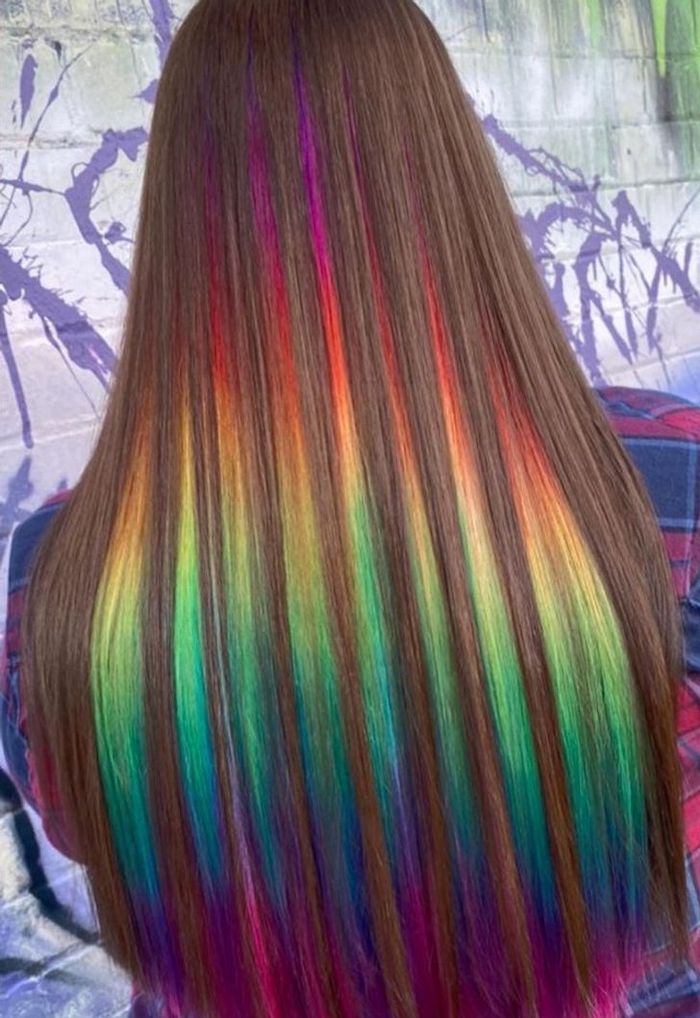 Um cabeleireiro australiano que transforma o cabelo em arco-íris 11