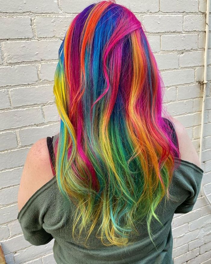 Um cabeleireiro australiano que transforma o cabelo em arco-íris 12