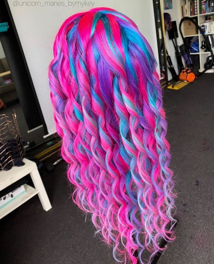 Um cabeleireiro australiano que transforma o cabelo em arco-íris 13