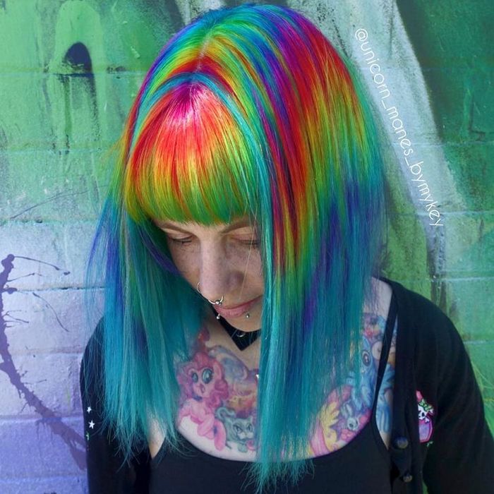 Um cabeleireiro australiano que transforma o cabelo em arco-íris 16