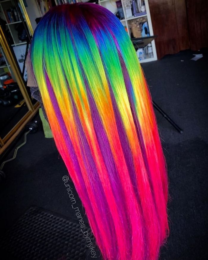 Um cabeleireiro australiano que transforma o cabelo em arco-íris 19
