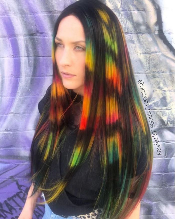 Um cabeleireiro australiano que transforma o cabelo em arco-íris 20
