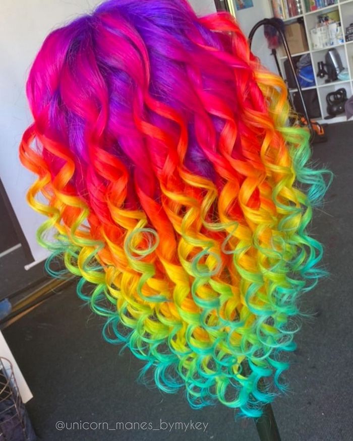 Um cabeleireiro australiano que transforma o cabelo em arco-íris 21