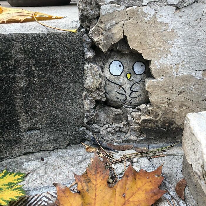 Artista francês espalha humor em espaços urbanos por meio de sua arte 2