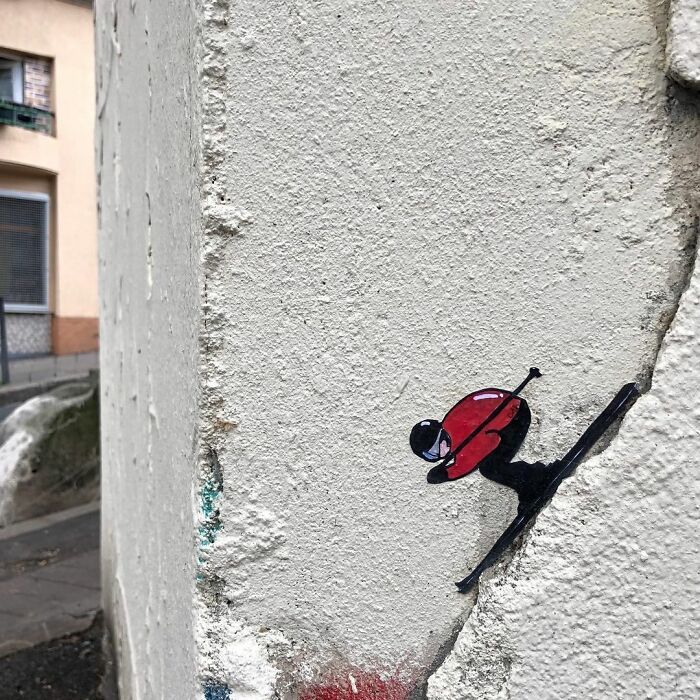 Artista francês espalha humor em espaços urbanos por meio de sua arte 12
