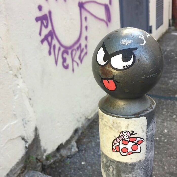 Artista francês espalha humor em espaços urbanos por meio de sua arte 37