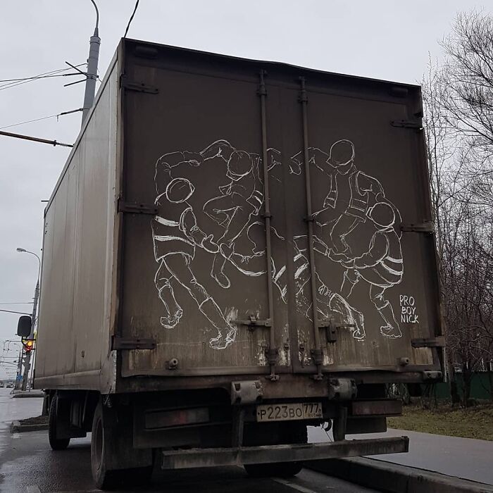 Donos de caminhões sujos encontram desenhos incríveis em seus veículos deixados por este artista 5