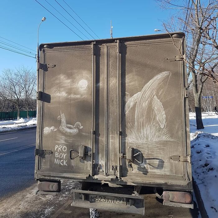 Donos de caminhões sujos encontram desenhos incríveis em seus veículos deixados por este artista 7