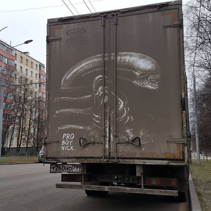 Donos de caminhões sujos encontram desenhos incríveis em seus veículos deixados por este artista 9