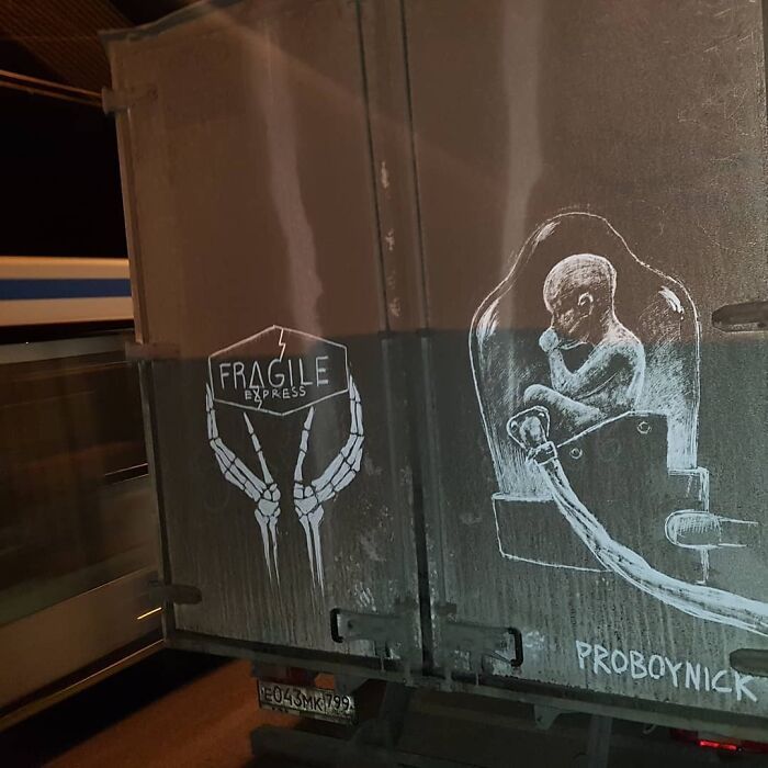 Donos de caminhões sujos encontram desenhos incríveis em seus veículos deixados por este artista 11