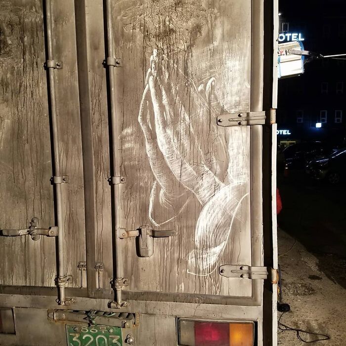 Donos de caminhões sujos encontram desenhos incríveis em seus veículos deixados por este artista 12