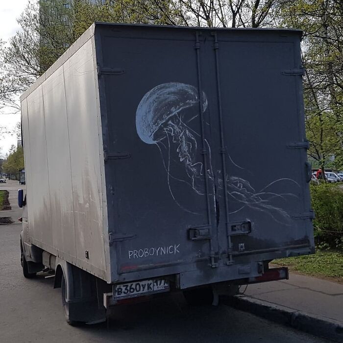 Donos de caminhões sujos encontram desenhos incríveis em seus veículos deixados por este artista 16