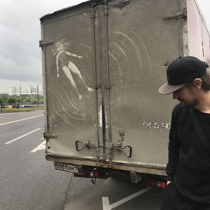 Donos de caminhões sujos encontram desenhos incríveis em seus veículos deixados por este artista 17