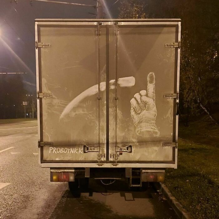 Donos de caminhões sujos encontram desenhos incríveis em seus veículos deixados por este artista 20