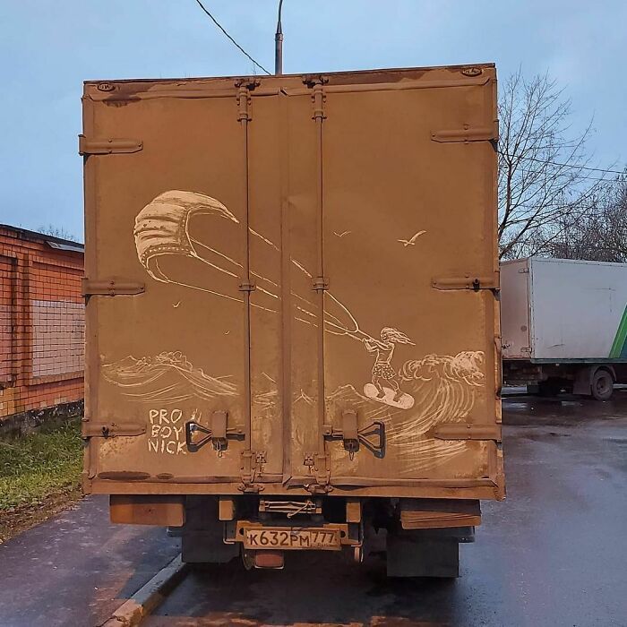 Donos de caminhões sujos encontram desenhos incríveis em seus veículos deixados por este artista 21