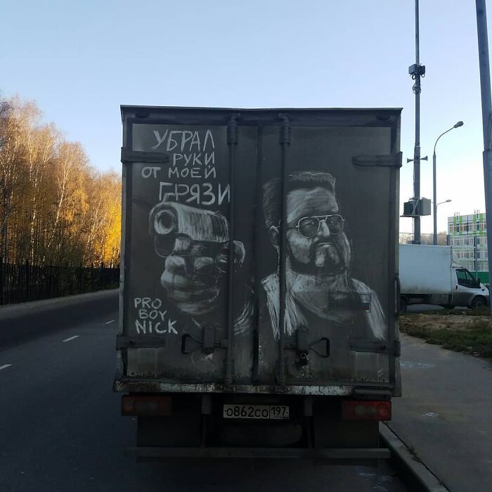 Donos de caminhões sujos encontram desenhos incríveis em seus veículos deixados por este artista 23