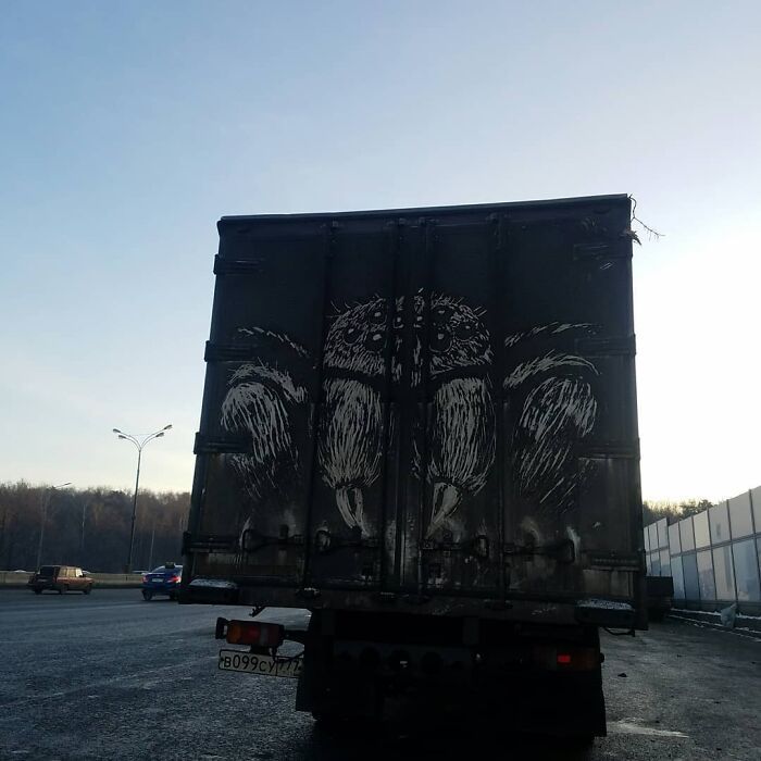 Donos de caminhões sujos encontram desenhos incríveis em seus veículos deixados por este artista 24
