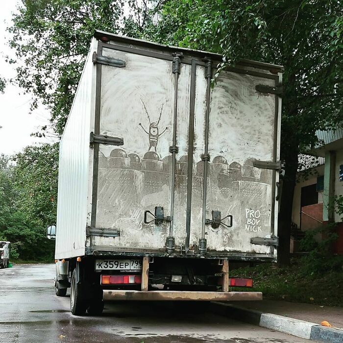 Donos de caminhões sujos encontram desenhos incríveis em seus veículos deixados por este artista 26