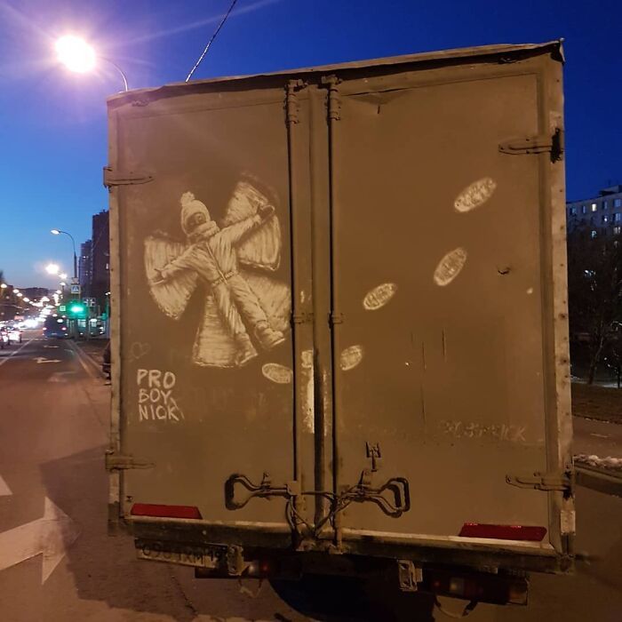 Donos de caminhões sujos encontram desenhos incríveis em seus veículos deixados por este artista 28