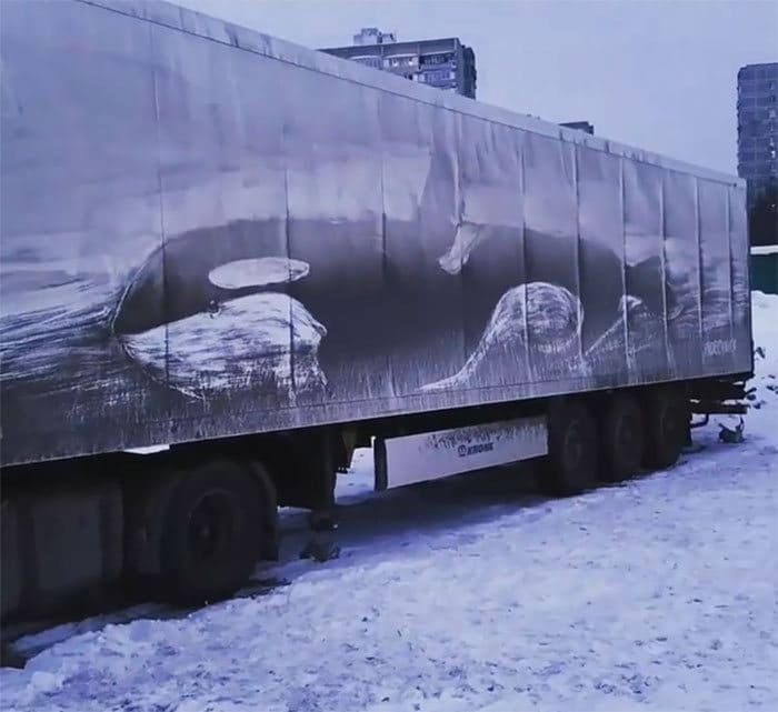 Donos de caminhões sujos encontram desenhos incríveis em seus veículos deixados por este artista 32