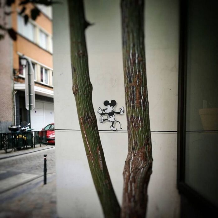 Artista francês cria arte humorística nas ruas de Paris 22