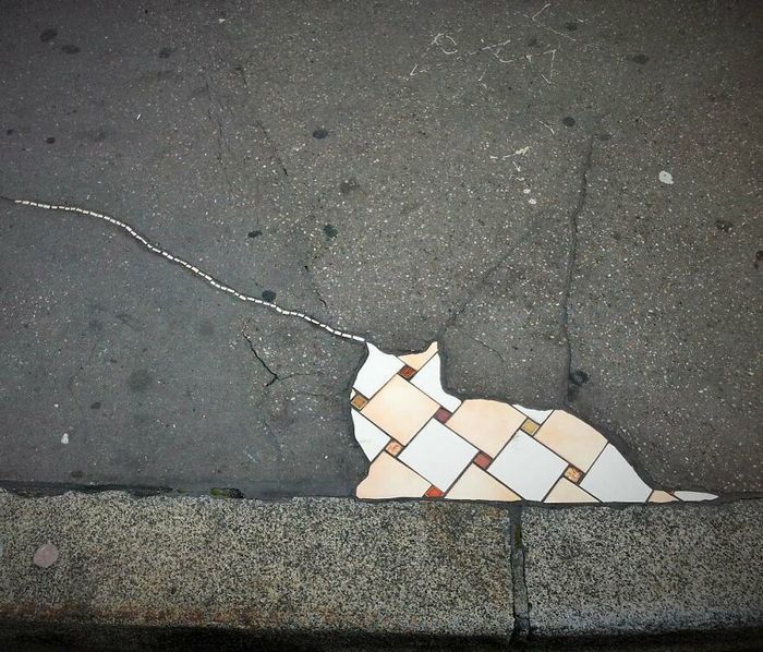 Artista conserta calçadas, buracos e edifícios rachados usando mosaicos vibrantes (30 fotos) 11
